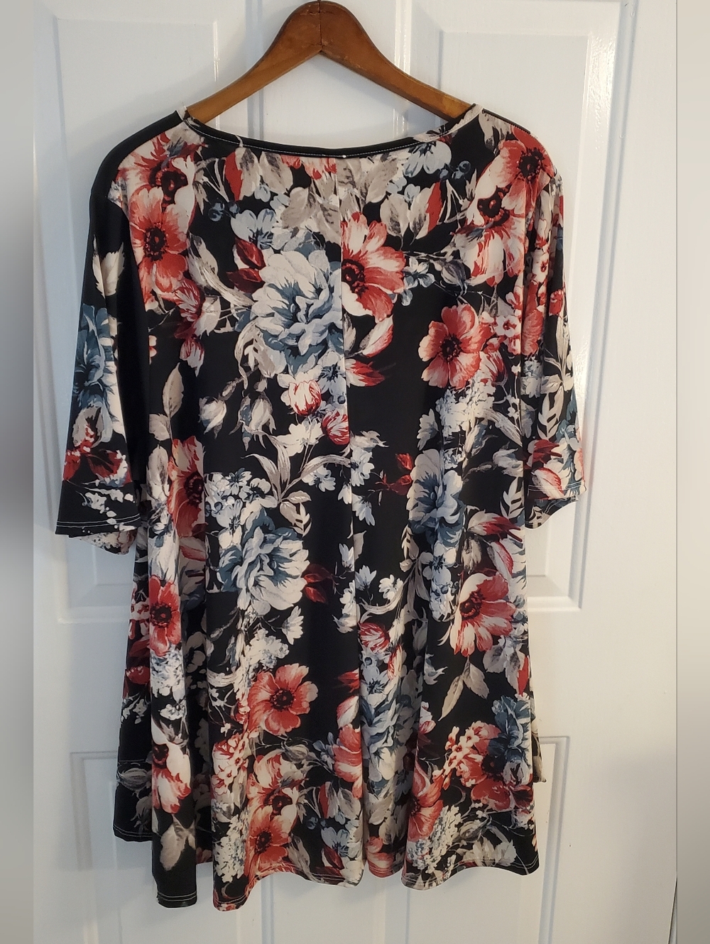 NWOT Curvy Lovey Chic Black Floral Women's Blouse - Picture 4 of 4